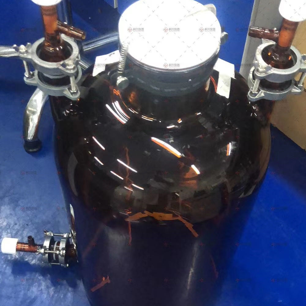 棕色雙層玻璃反應(yīng)釜的作用是什么?
1-200H4110335T2.jpg
棕色雙層玻璃反應(yīng)釜顧名思義就是釜體呈棕色的高硼硅玻璃,其耐腐蝕性強(qiáng)。
在設(shè)計(jì)上以及在造型的方面可以結(jié)合不同的特點(diǎn)。對(duì)于玻璃的厚度以及玻璃瓶的尺寸等等都有一定的要求。所以它的腐蝕性良好。能夠獲得的防火性能也是很強(qiáng)的。所以在挑選玻璃瓶的時(shí)候,可以根據(jù)它的使用的厚度,以及他的耐磨性等方面來結(jié)合。因此在設(shè)計(jì)上還會(huì)更加合理。我們可以根據(jù)它的整體功能和特點(diǎn),來選擇不同的類型,還可以根據(jù)自己的需求來挑選不同的尺寸。
為什么試驗(yàn)要用棕色玻璃而不是黑色玻璃呢?
黑色表示入射光完全被吸收而沒有反射光,因此黑色玻璃瓶就不透明了,使用棕色玻璃瓶的目的之一就是使用者在使用之前就可以觀察到瓶內(nèi)所盛物質(zhì)的狀態(tài)和多少,因此可以有準(zhǔn)備的進(jìn)行取用,避免可能出現(xiàn)的危險(xiǎn)。一些見光敏感的物質(zhì)對(duì)能量較高的光(波長較短),如藍(lán)色~紫色波段的光很敏感,而對(duì)能量低的紅色光并不敏感,也就是說,只要濾去可見光中的高能量波段的光就可以避免藥品見光分解了,并不是要濾去所有的可見光。 很多物質(zhì)是見光易分解的物質(zhì),比如濃硝酸,碘化銀,溴化銀,氯化銀,等等。所以這類物質(zhì)需用棕色玻璃瓶貯存,防止他們分解,而且還要放在陰涼背光出。 無色玻璃瓶的可以裝的物質(zhì)就很多了,只要見光不分解,不與二氧化硅(玻璃的主要成分)反應(yīng)就可以用無色的裝。(注意,氫氟酸用塑料瓶裝) 有些化學(xué)試劑屬于畏光物質(zhì),也就是見光分解,或者受熱易分解的藥品,并將瓶子置于陰涼處,一般將濃 、鹵化銀、氯水、溴水、碘水等存放于棕色瓶中。棕色瓶能吸收絕大多數(shù)可見光,可以將它用于保存畏光物質(zhì)。并非大部分藥品都裝在棕色瓶里,只有AgBr,HNO3等見光易分解的藥品才儲(chǔ)存在棕色玻璃瓶內(nèi)。我司可根據(jù)客戶實(shí)驗(yàn)要求定制棕色雙層玻璃反應(yīng)釜。
棕色玻璃反應(yīng)釜.jpg